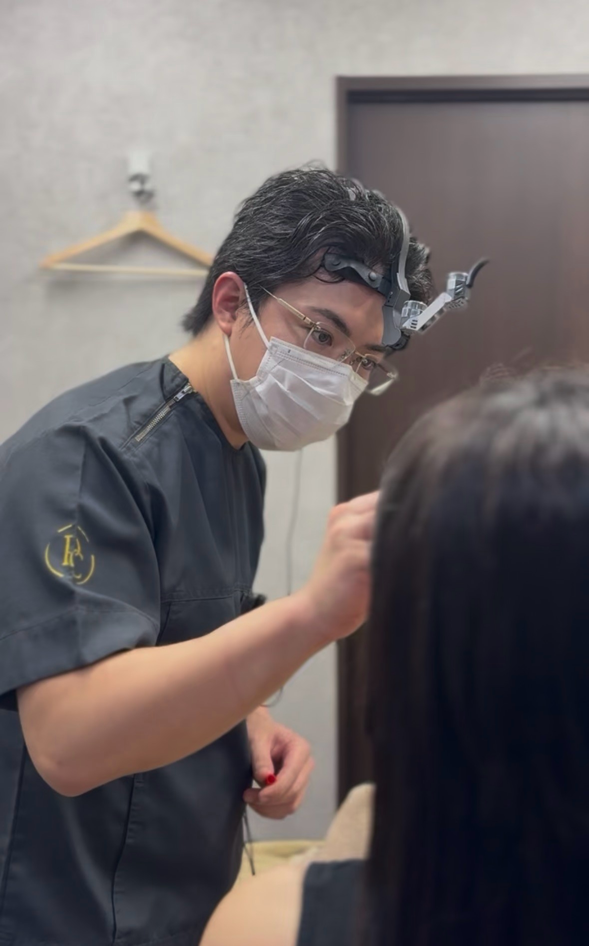 診療中の医師